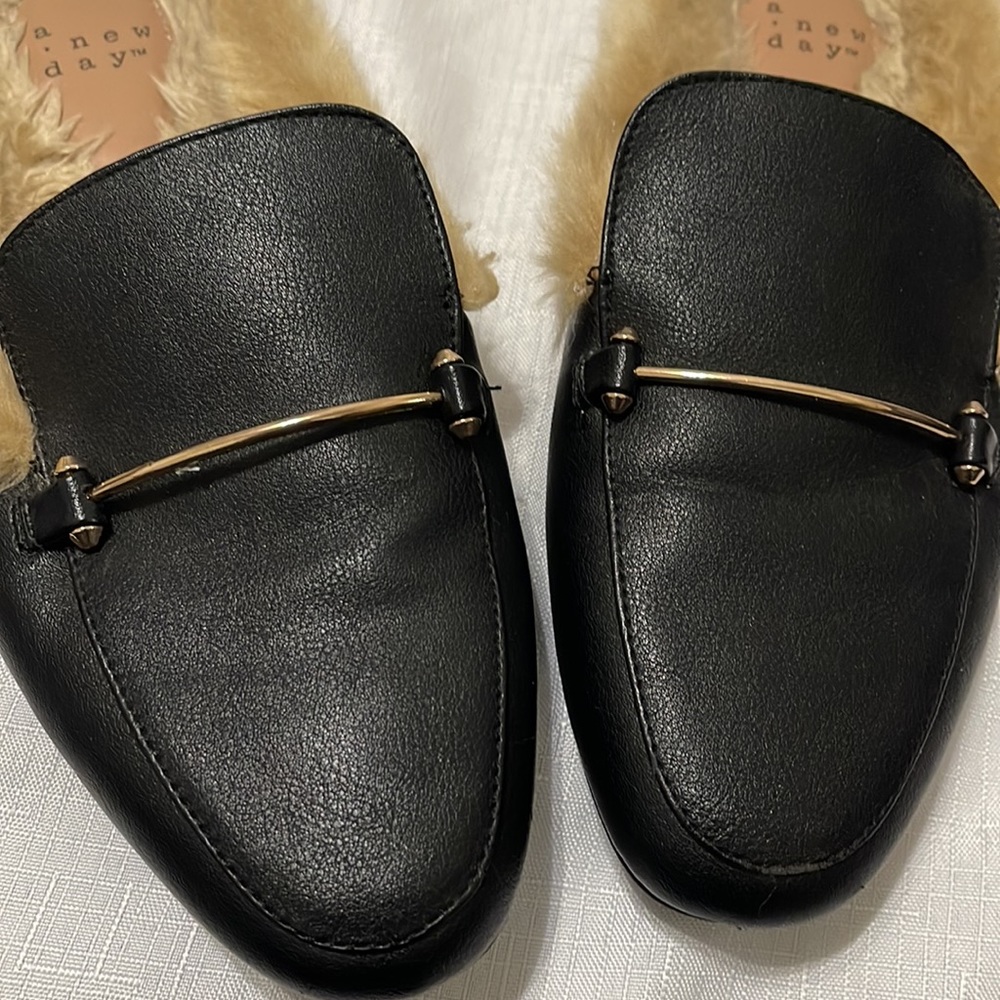 a. New day slip on shoes size 10 - Picture 2 of 7